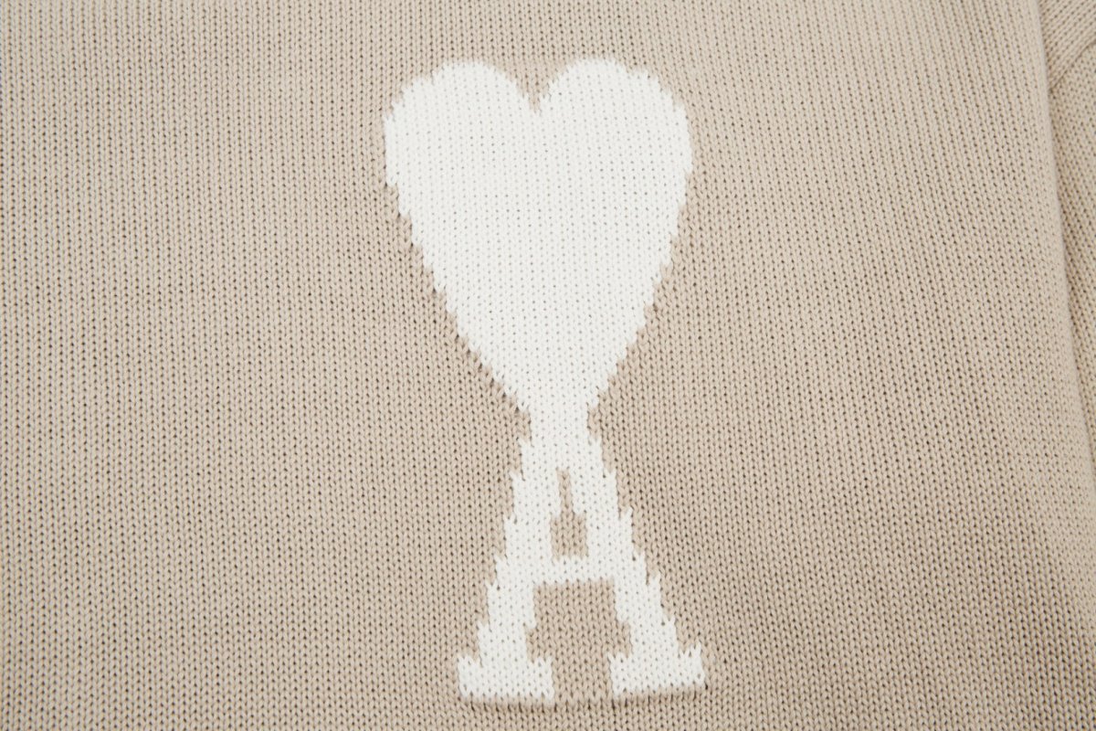 'Heart' - Sweater - Style Outlet